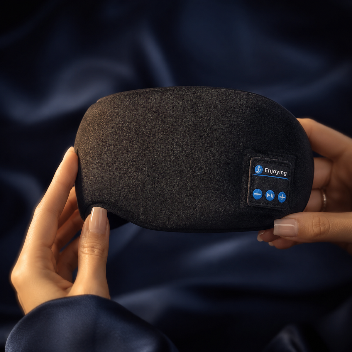 Masque ZymPro tenu par des mains élégantes sur draps en soie - obscurité totale 3D