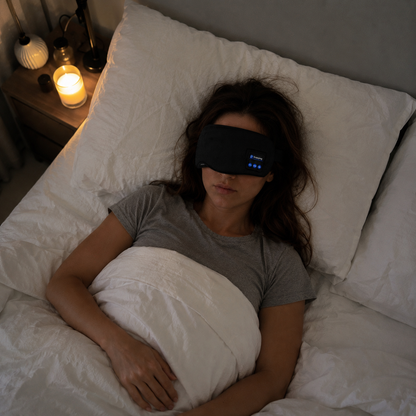 Personne endormie avec le masque de sommeil Bluetooth ZymPro Zymlux — sommeil profond et réparateur
